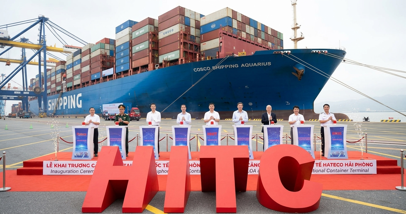 Các đại biểu thực hiện nghi thức đón siêu tàu COSCO SHIPPING AQUARIUS cập Cảng Container Quốc tế Hateco Hải Phòng (HHIT) hôm 22/4.